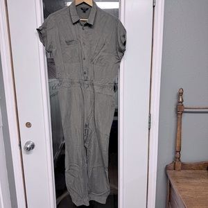 RW&CO‎ green short sleeve button up jump suit size L